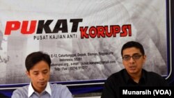 Zaenur Rochman (kiri) dan Zainal ARifin Mochtar di kantor PUKAT UGM, Jumat, 21 Nov 2014 (Foto: VOA/Munarsih)