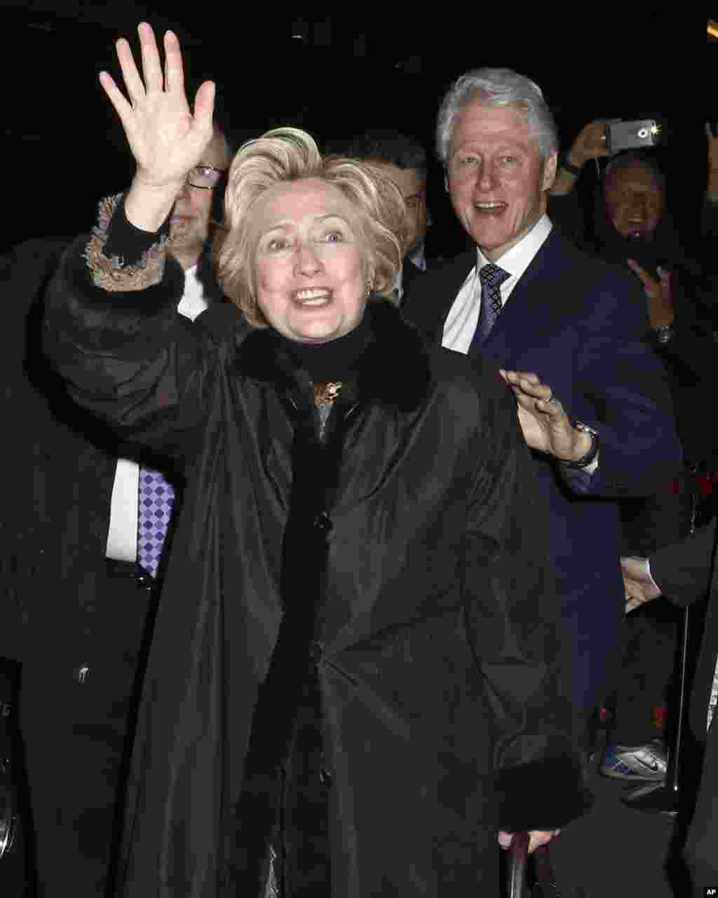 L'ancienne secrétaire d'État Hillary Clinton et l'ancien président Bill Clinton assistent à la comédie musicale "In Transit" de Broadway, au Circle in the Square Theatre, New York, 1er février 2017. 