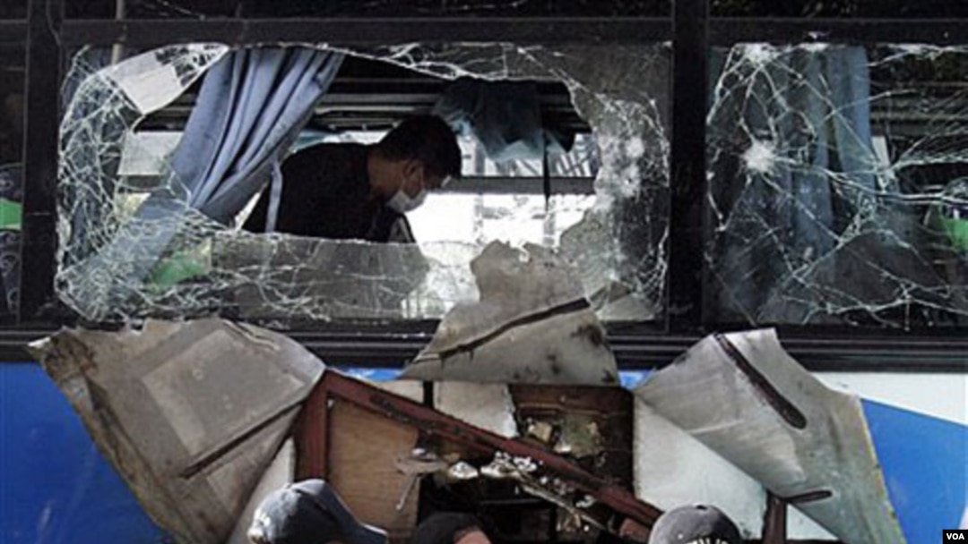 Polisi Filipina memeriksa bus penumpang yang hancur terkena ledakan di Manila, Selasa (1/25).