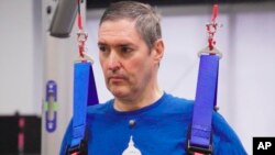 ABD’de yapılan bir çalışma ile kas hasarına yol açan spinal müsküler atrofi (SMA) hastası üç kişi, omuriliklerine yerleştirilen bir cihaz sayesinde ayakta durmayı ve daha kolay yürümeyi başardı.