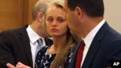 Michelle Carter, au centre, est présente devant la cour de Justice de Taunton, Massachusetts, le 29 juillet 2016.