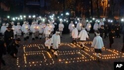 Ілюстративне фото: курсанти запалюють свічки у формі цифри 659, за кількістю загиблих українських дітей у війні Росії проти України, у військовому ліцеї у Всесвітній день дитини в Києві, 20 листопада 2024 р. (Фото: AP Photo/Efrem Lukatsky)