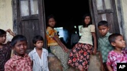 Anak-anak muslim di tempat penampungan pengungsi di luar wilayah Sittwe, 16 Mei 2013 (Foto: dok). PBB mendesak Burma agar menyelesaikan status kewarganegaraan dan kebutuhan jangka panjang bagi minoritas Muslim Rohingnya.