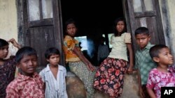 Anak-anak muslim Rohingya di kamp pengungsi di Sittwe, Myanmar menghadapi ancaman perdagangan manusia (foto: dok). 