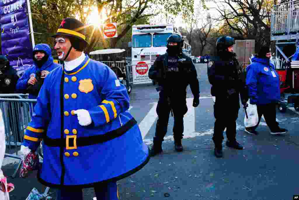 Seorang polisi berjaga-jaga di sepanjang rute yang dilewati pawai sebelum dimulai Macy&#39;s Thanksgiving Day Parade ke-92 di New York, 22 November 2018.