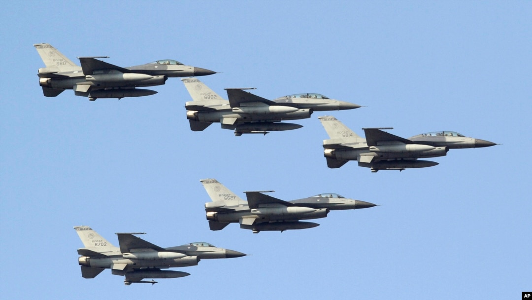 台灣空軍的F-16戰機編隊從台南空軍基地上空飛過。（2014年1月16日）