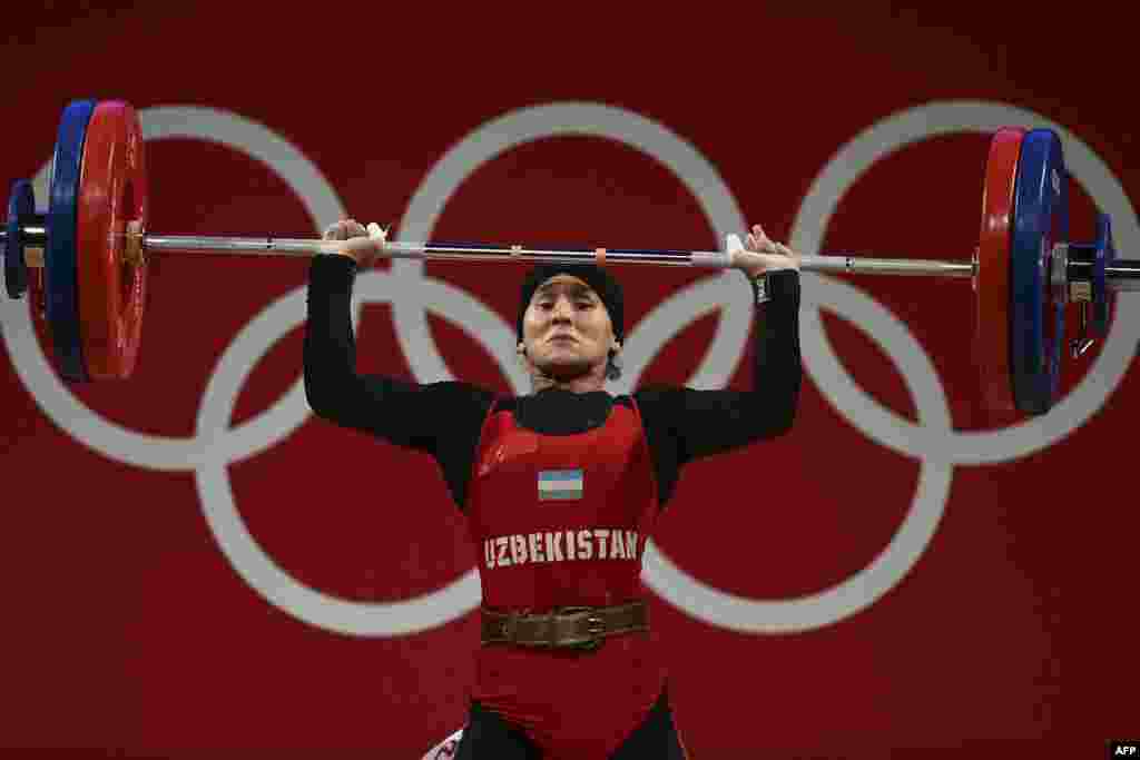 Tokio Olimpiadasida og‘ir atletika bo‘yicha -55 kg vazn toifasida O‘zbekiston sharafini Muattar Nabiyeva himoya qilmoqda. Yaponiya.