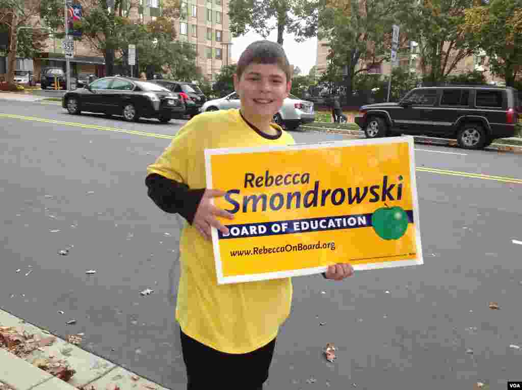 竞选校区董事会成员：小男孩为妈妈拉选票