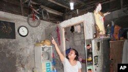 หลอดไฟขวดน้ำอัดลมพลาสติกพลังงานแสงอาทิตย์ให้แสงสว่างแก่คนจนหลายพันคนในฟิลิปปินส์