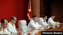 북한 김정은 국무위원장이 19일 북한 평양 노동당 중앙위원회 본부청사에서 열린 제 7기 제 6차 당 전원 회의를 주채했다고 조선중앙통신이 20일 보도했다. 
