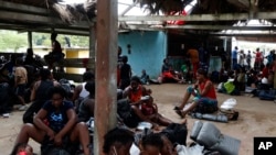 Migrantes descansan en un centro de recepción temporal en Lajas Blancas, Darién, Panamá, el sábado 23 de octubre de 2021. Un número creciente de mujeres migrantes han reportado haber sufrido abusos sexuales mientras cruzaban la peligrosa jungla.