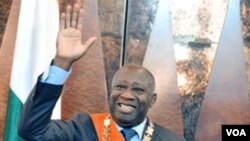 Presiden Laurent Gbagbo melambaikan tangan setelah disumpah pada sebuah upacara yang disiarkan oleh televisi pemerintah di Abidjan.