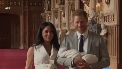 Le Prince Harry Et Meghan Presentent Leur Nouveau Ne