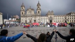 Patizan nouvo akò a ki tap manifeste sou yon plas piblik nan Bogota, kapital Kolonbi, pou montre kijan yo kontan nouvo dokiman an. 