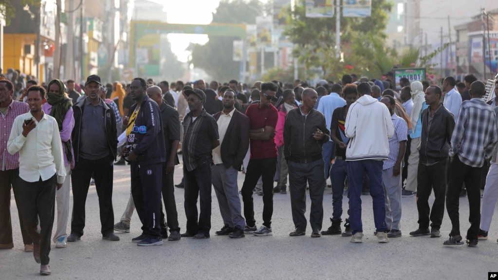 People queue to cast their votes during the 2024 Somaliland presidential election at a polling station in Hargeisa, Somaliland, Nov. 13, 2024.