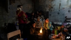 Жителі Маріуполя у бомбосховищі під час російських бомбардувань, 6 березня 2022. AP Photo/Evgeniy Maloletka