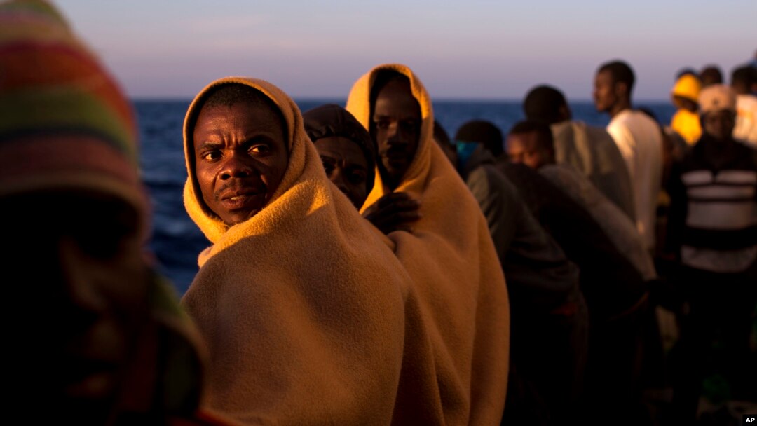 Des migrants dans le navire Golfo Azzurro en pleine mer Méditerranée, janvier 16 2017.