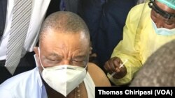 UMnu. Constantino Chiwenga uhlatshwa ijekiseni yeSinopharm COVID-19. (Umfanekiso: Thomas Chiripasi)