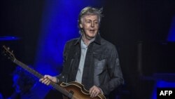 "Espero que disfruten sus regalos y espero que recuerden el verdadero mensaje de Navidad, que es el amor y la paz y ser compasivos con todos", escribió Paul McCartney a sus seguidores en Twitter.