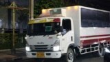Chiếc xe tải chở những người Duy Ngô Nhỉ bị trục xuất ra sân bay.