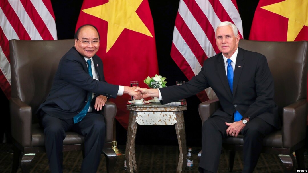 Phó Tổng thống Mỹ Mike Pence và Thủ tướng Việt Nam Nguyễn Xuân Phúc trong cuộc gặp song phương ở Singapore, 14 tháng 11, 2018
