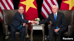 Phó Tổng thống Mỹ Mike Pence và Thủ tướng Việt Nam Nguyễn Xuân Phúc trong cuộc gặp song phương ở Singapore, 14 tháng 11, 2018