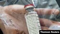  Una ampolla del medicamento Remdesivir es exhibida en una conferencia de prensa en el Hospital Universitario de Eppendorf (UKE) en Hamburgo, Alemania, 8 de abril de 2020.