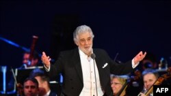 El tenor español Plácido Domingo actúa en concierto en Szeged, sur de Hungría, el 28 de agosto de 2019. 