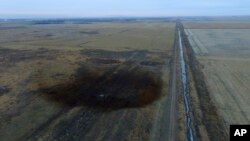 Foto udara menunjukkan pipa minyak Keystone yang dibangun oleh perusahaan TransCanada Corp., menumpahkan minyak 210.000 gallon di area tanah pertanian dekat kota Amherst, South Dakota (foto: ilustrasi). Presiden AS Donald Trump menghidupkan kembali dua jaringan pipa minyak yang sebelumnya telah dibatalkan oleh Presiden Barack Obama.