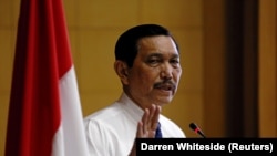 Luhut Pandjaitan berbicara saat briefing pagi dengan wartawan di kantornya di Jakarta, 20 Juli 2016. (Foto: REUTERS/Darren Whiteside)