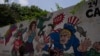 Niños pasan frente a un mural que representa al Tío Sam en Caracas, Venezuela, el miércoles 18 de mayo de 2022.