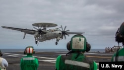 فڕۆکەی E-2D Hawkeye لە ئەرکێکی چاودێریکردن دەگەڕێتەوە بۆ سەر ئەبراهام لینکن