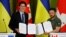 Прем’єр-міністр Канади Джастін Трюдо та президент України Володимир Зеленський підписали спільну декларацію під час прес-конференції на тлі нападу Росії на Україну в Києві, Україна, 10 червня 2023 року. REUTERS/Валентин Огіренко