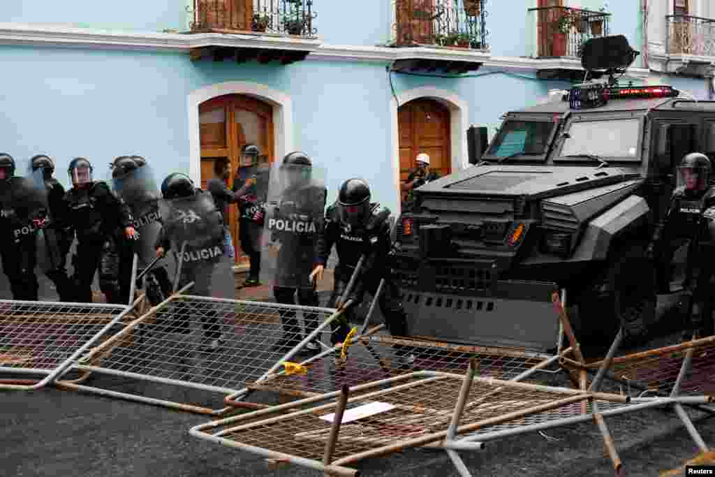 Las fuerzas antimotines se apostaron en los lugares más concurridos para frenar la presión popular.