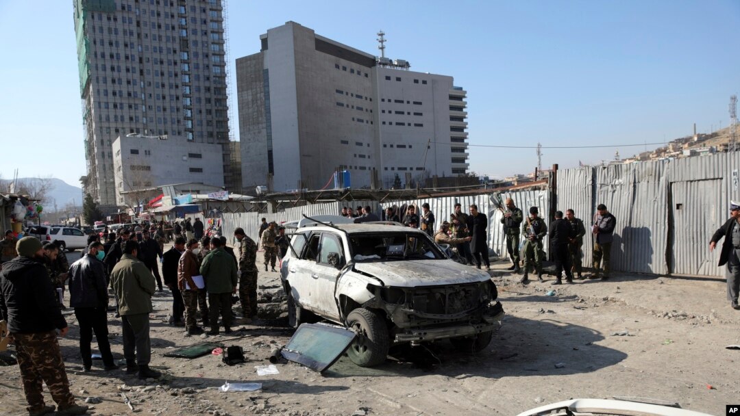 Polisi Afghanistan memeriksa lokasi serangan bom di Kabul, Afghanistan, Selasa, 15 Desember 2020. (Foto: AP)