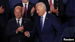 ABD Başkanı Joe Biden ve Almanya Başbakanı Olaf Scholz, 11 Temmuz 2024'te Washington'da NATO'nun 75. kuruluş yıldönümü zirvesi çerçevesinde düzenlenen Ukrayna Mutabakatı toplantısına katılmıştı.
