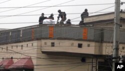 Armed Pakistani security personnel carry out an operation against terrorists at a house in Peshawar, Pakistan, Apr. 16, 2019. 