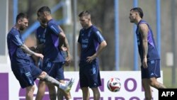 Messi, hagu, da wasu 'yan wasan Argentina yayin atisaye (Photo by JUAN MABROMATA / AFP)