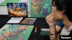 台灣台北的開發商正在測試Mizo Games的一款以模擬兩岸台海戰爭為背景的新桌上遊戲《2045》。 (2024年9月22日)