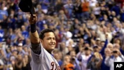 El venezolano Miguel Cabrera, de los Tigres de Detroit, saluda al ser reemplazado durante la cuarta entrada del juego contra Kansas, al anunciarse que había ganado la triple corona de bateo.