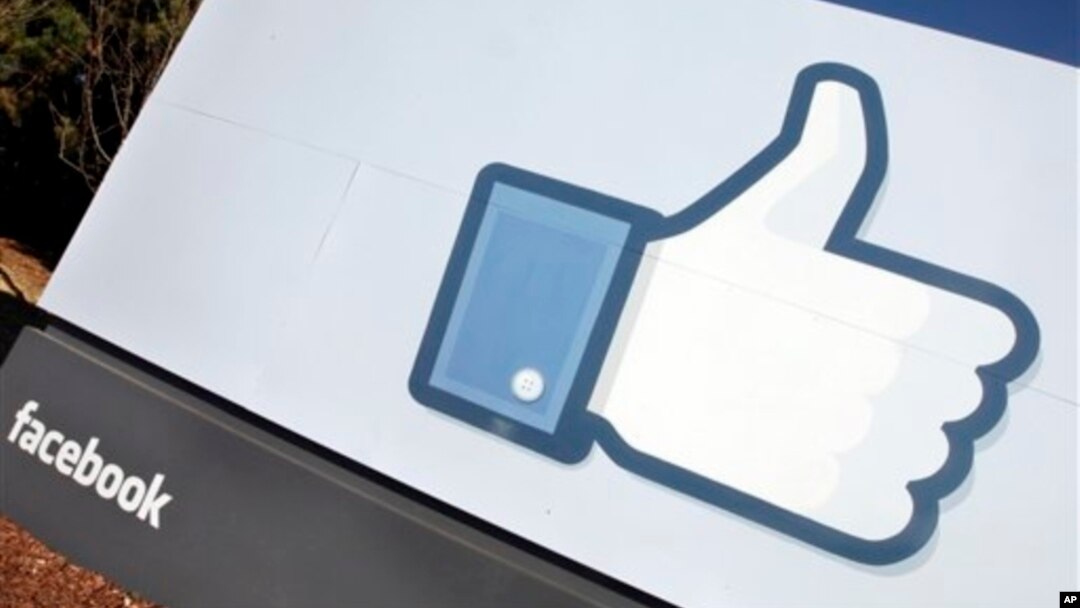 Tanda "like" Facebook dipasang di luar kantor pusat perusahaan tersebut di Menlo Park, California. (Foto: Dok)