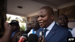 Le Président Faustin Archange Touadera au siège de son parti politique le Mouvement centrafricain unifié (MCU), à Bangui, Centrafrique, le 27 décembre 2020.