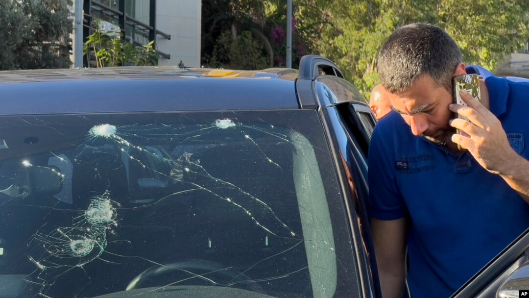 Seorang petugas polisi memeriksa mobil tempat sebuah pager genggam meledak, di Beirut, Lebanon, Selasa 17 September 2024. Bulgaria dituduh terlibat dalam pengiriman perangkat berisi bahan peledak ini. 