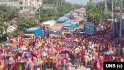 গাজীপুরে গার্মেন্টস শ্রমিকরা সড়ক অবরোধ করে বিক্ষোভ করে। ফটোঃ ২২ সেপ্টেম্বর, ২০২৪।