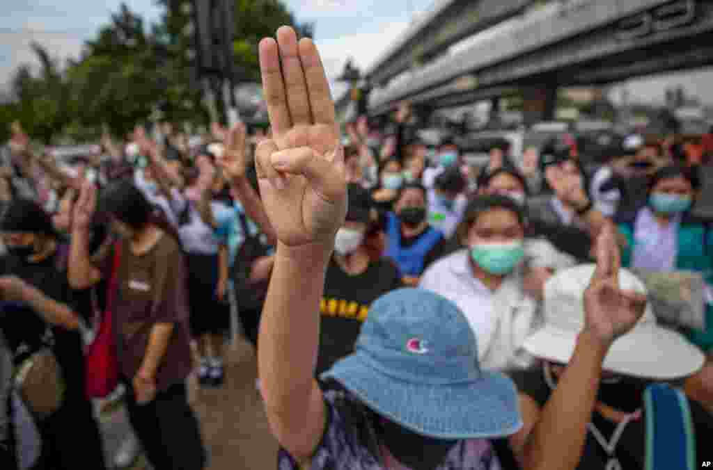 دموکراسی خواهان در تایلند بار دیگر در خیابان‌های پایتخت. آنها خواستار کناره گیری دولت هستند. 