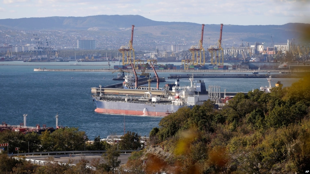 ARHIVA - Naftni tanker u luci u Rusiji (Foto: AP)