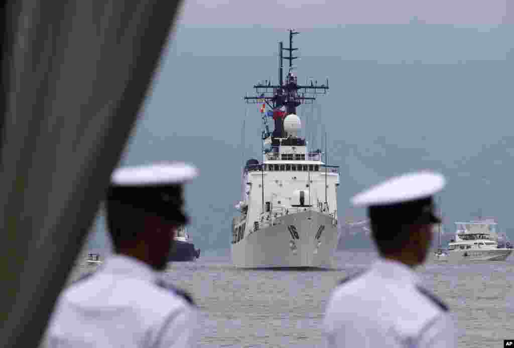 Chiến hạm MRP Ramon Alcaraz chuẩn bị cập cảng cho buổi lễ chào đón chính thức tại vịnh Subic, Philippines, 6 tháng 8, 2013.