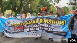 Para peserta aksi di sekitar gedung Mahkamah Konstitusi di Jakarta hari Jumat (14/6). (VOA/Sasmito)