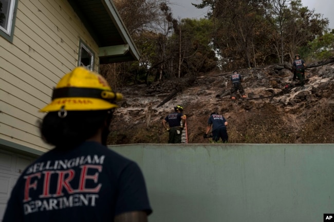 Los bomberos limpian escombros en Kula, Hawái, el martes 15 de agosto de 2023, luego de los incendios forestales que devastaron partes de la isla hawaiana de Maui. (Foto AP/Jae C. Hong)