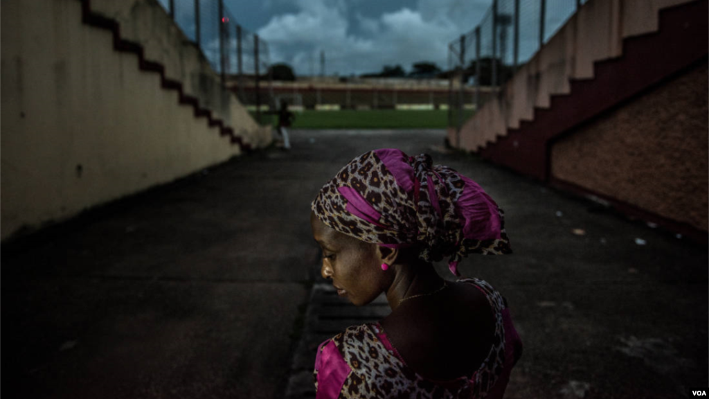 Une anonyme photographiée au stade national, où elle retournait pour la première fois depuis son arrestation par les forces de sécurité le 28 septembre 2009. Crédit FIDH/Tommy Trenchard